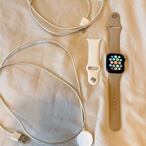 Apple Watch Series 5 40mm Aluminum – Excellent Condition + 2 Chargers